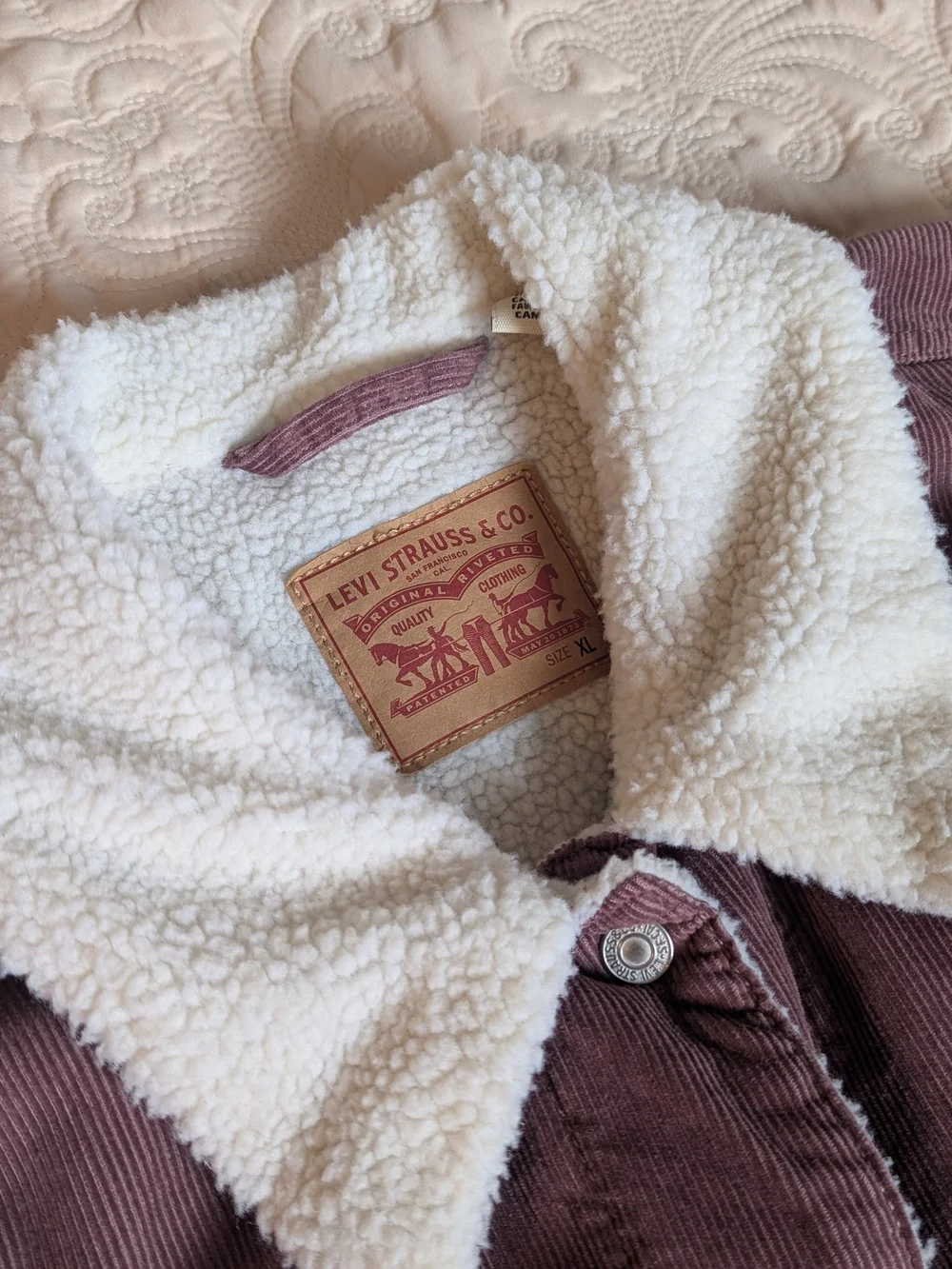 Levi's Women's Sherpa-Lined Corduroy Jacket in Dusty Rose - Picture 4 of 5